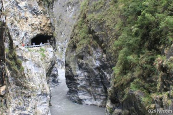 太鲁阁峡谷（太鲁阁峡谷位于）