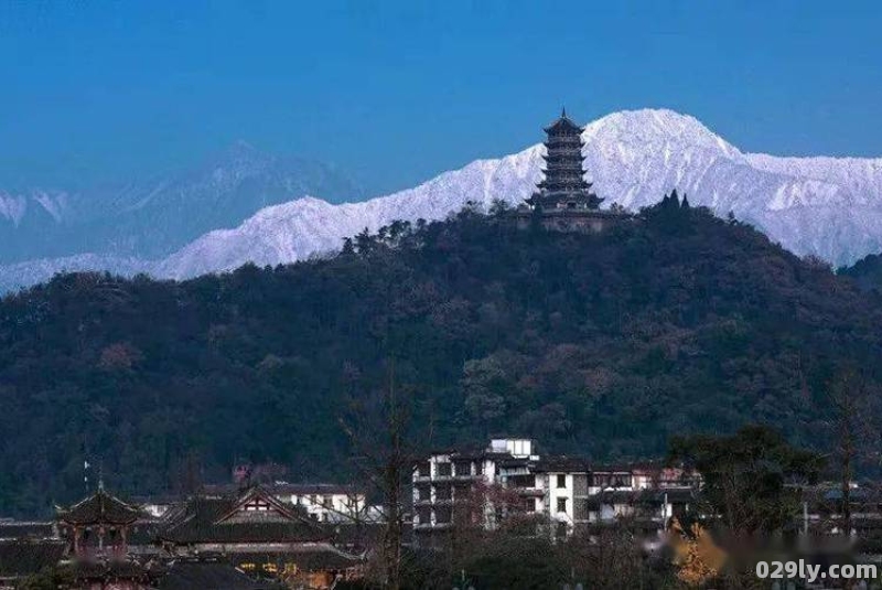 在都江堰城中可以看见有座非常高的雪山叫什么山