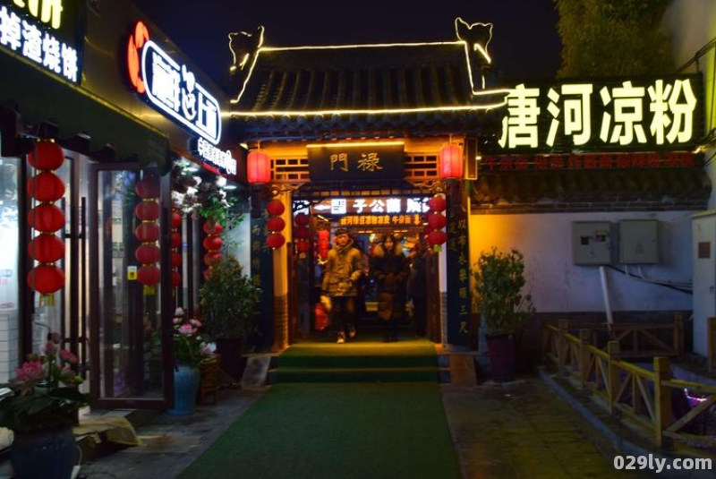 开封鼓楼夜市附近酒店（开封本地人小吃一条街在哪里）