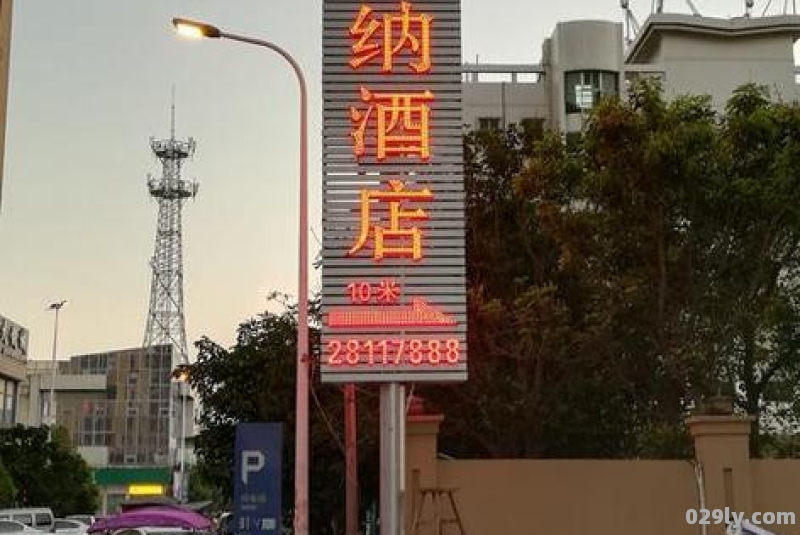 酒店外广告（酒店外广告柱内容）