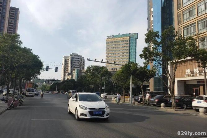 白马大酒店（白马大酒店附近闯红绿灯会被拍吗）