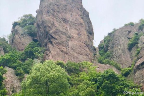 芙蓉峰（芙蓉峰之东有仙人石室翻译）