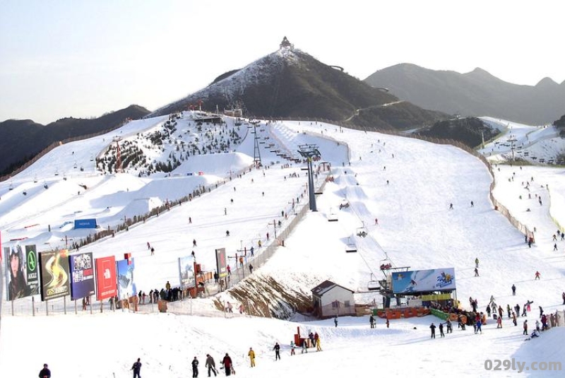 建一个小型滑雪场大约需要多大投资