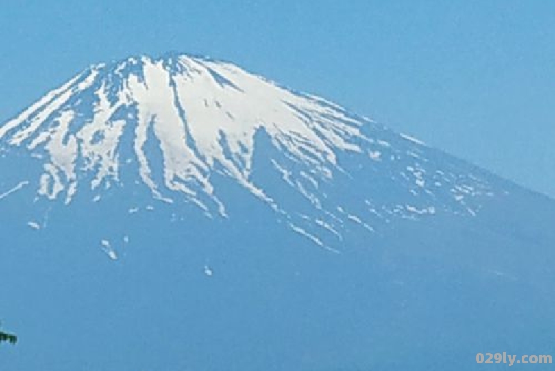 富士山上面的白色是什么