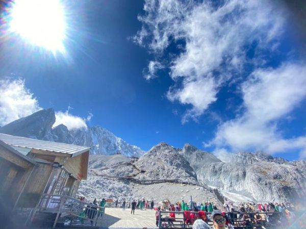 旅游团去雪山要多少钱 去雪山需要带什么东西